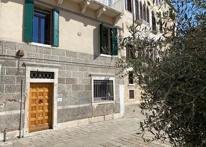 Soderini Splendor: First Floor Palazzo Charm At Castello Square