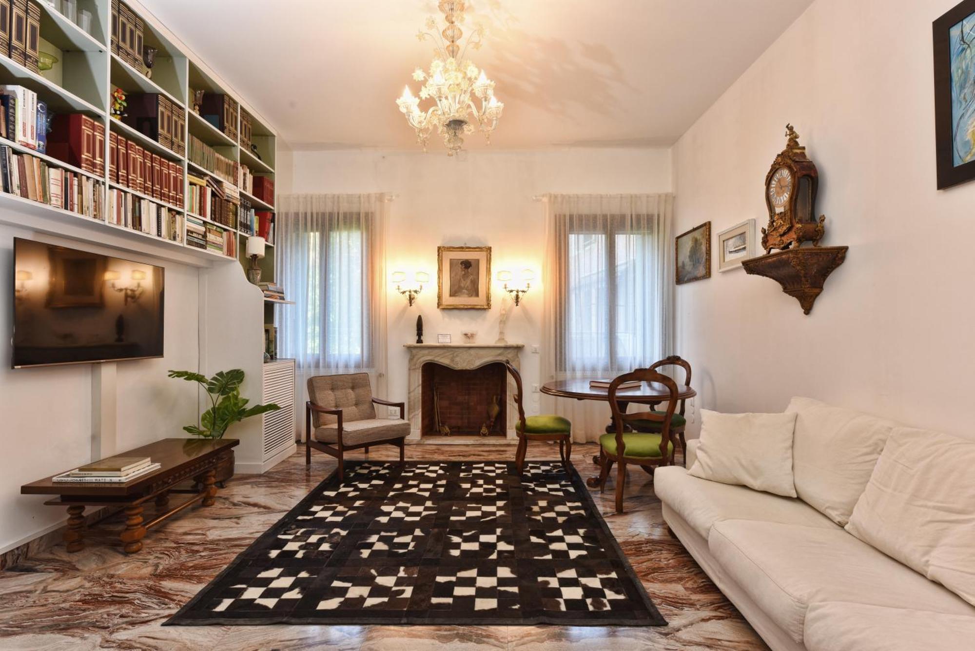 Appartamento Soderini Splendor: First Floor Palazzo Charm At Castello Square *