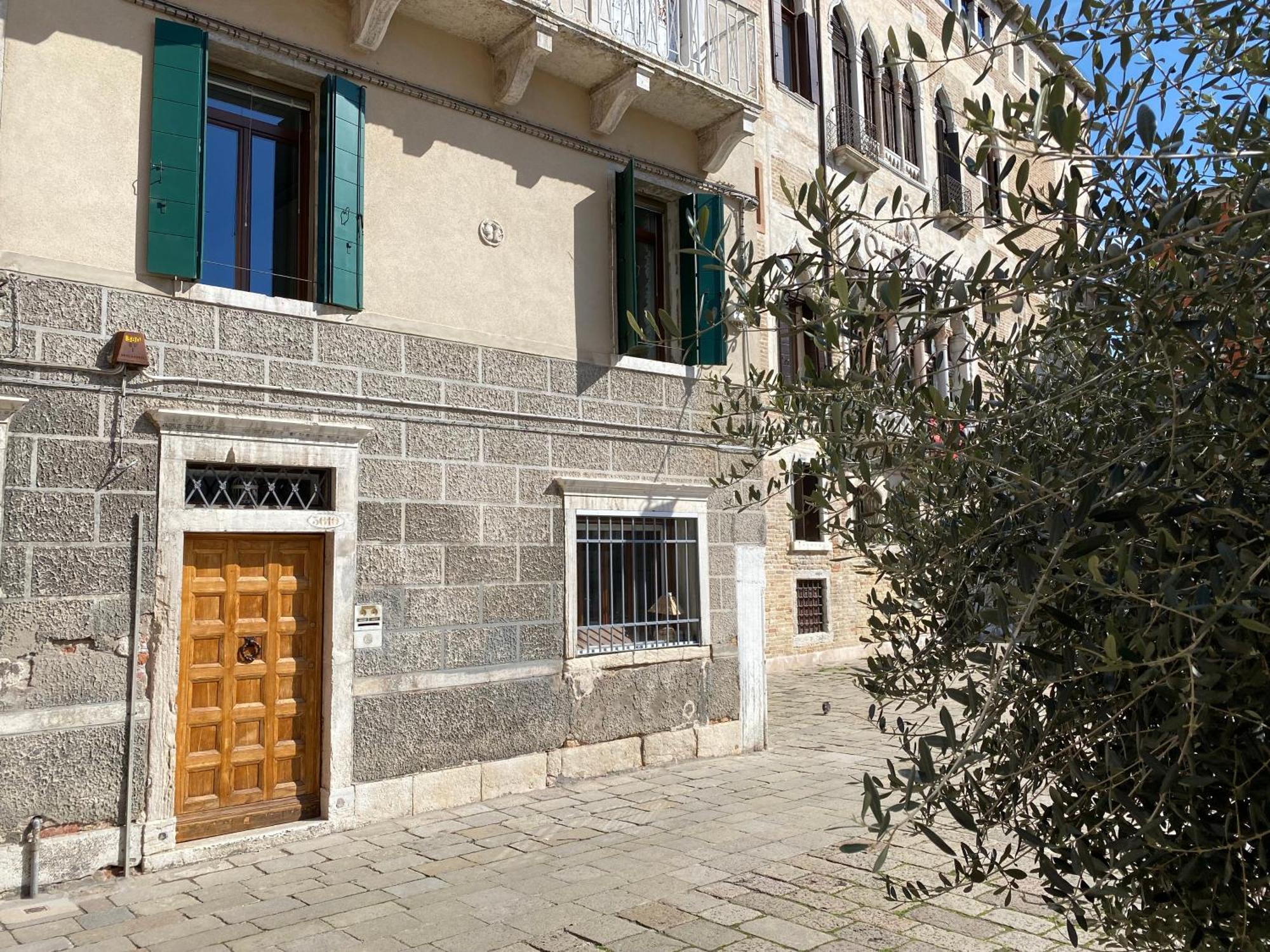 Apartment Soderini Splendor: First Floor Palazzo Charm At Castello Square Venice